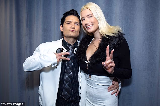 Feldmanov predstavnik, koji se prošlog mjeseca pojavio u Plesu sa zvijezdama, prethodno je ustvrdio za Us Weekly da su zahtjevi njegove supruge 'neočekivani i pretjerani'; zajedno slikani 2019. u New Yorku