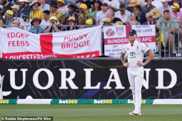 Kapetan engleske reprezentacije Ben Stokes mogao je samo gledati kako njegove kuglaše ruši Travis Head u drugoj izmjeni