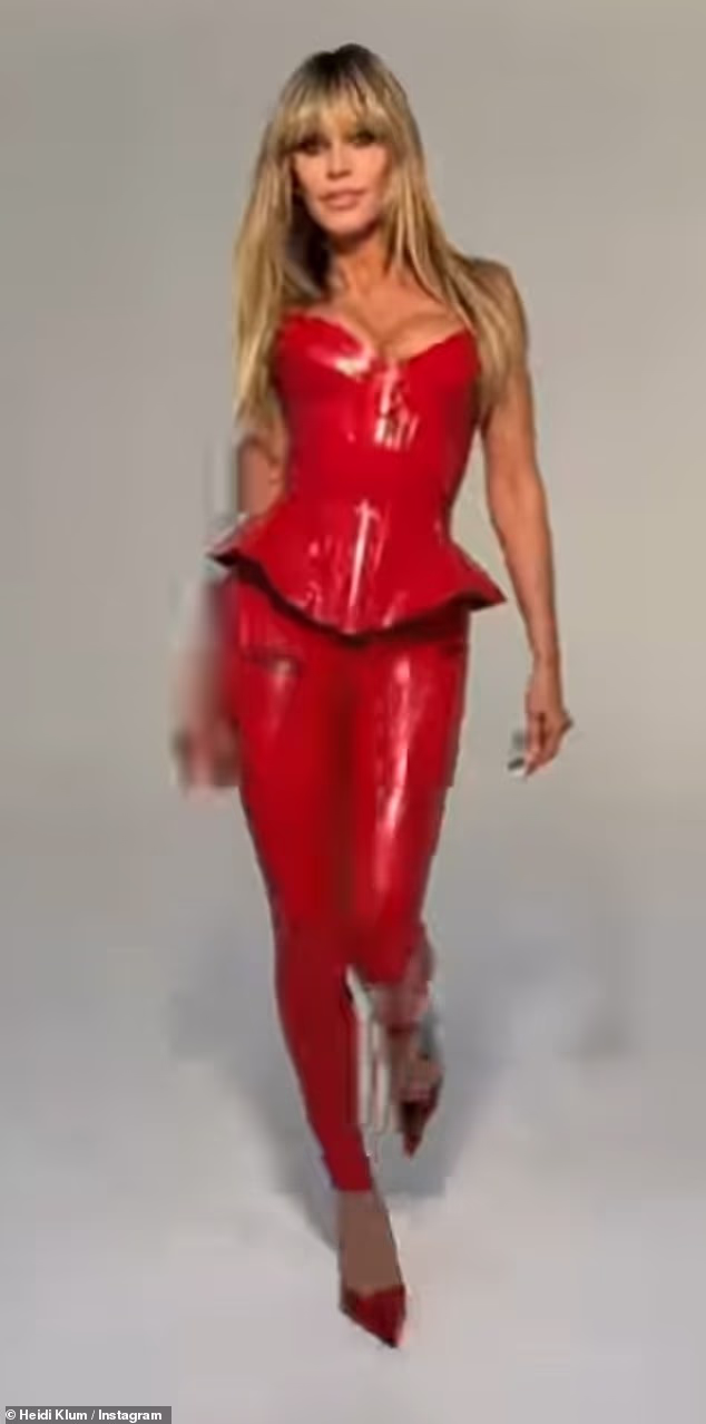 Držeći se blagdanskog kolorita, manekenka je dodala centimetre na svoju građu špicastim crvenim štiklama šepureći se prema kameri