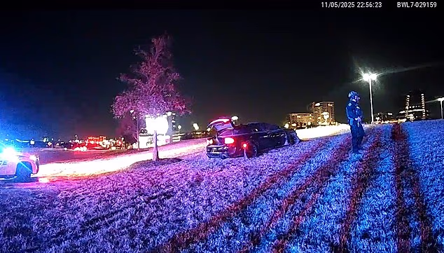 Kneelandovo vozilo pronađeno je napušteno na travnatoj površini uz cestu