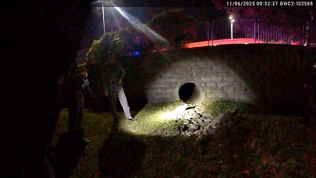 Policajce je K-9 odveo do šumovitog područja gdje su se suzili na odvodnom tunelu