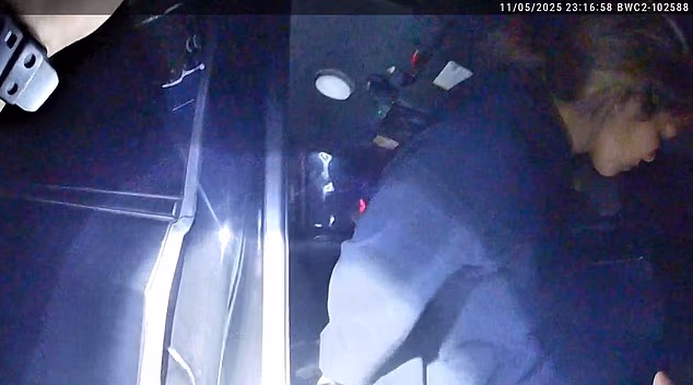 Mancera je smještena u policijski auto dok je policajac pretraživao njezino vozilo tražeći obrambenu stranu