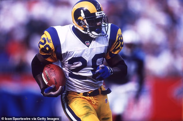 Faulk, raning back iz Kuće slavnih sveučilišnog nogometa, osvojio je Super Bowl s Ramsima