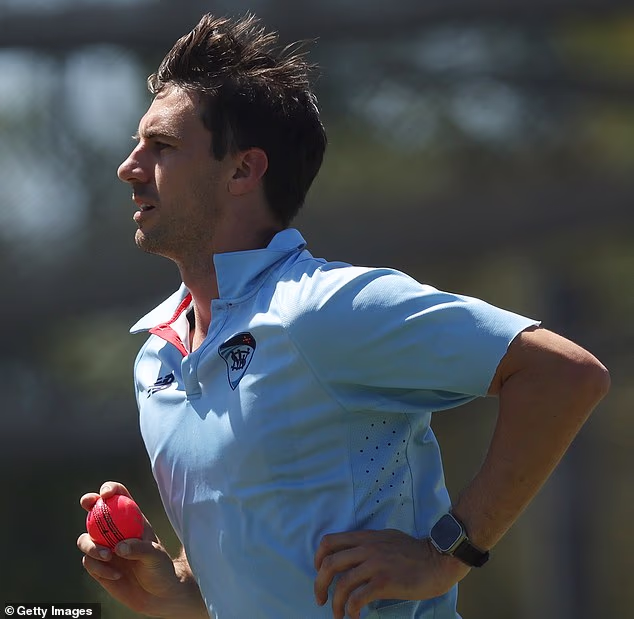 Zlokobno za Englesku, kapetan testa Pat Cummins viđen je s ružičastom lopticom na mreži u Sydneyu u utorak i gleda na povratak nakon ozljede leđa u Gabbi