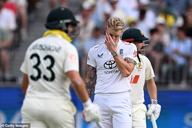 Healy je dodao da je također bio zapanjen načinom na koji je strana Bena Stokesa odbacila stavove bivših profesionalaca