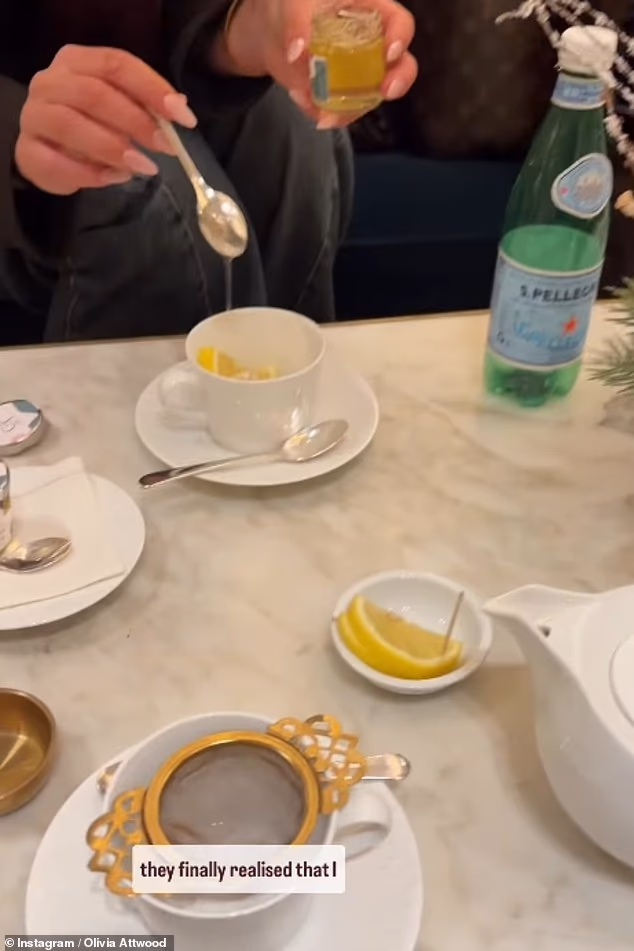 Nakon doručka s njezina dva prijatelja, uživali su u raskošnom čaju u Carlton Jumeirah Toweru u Knightsbridgeu