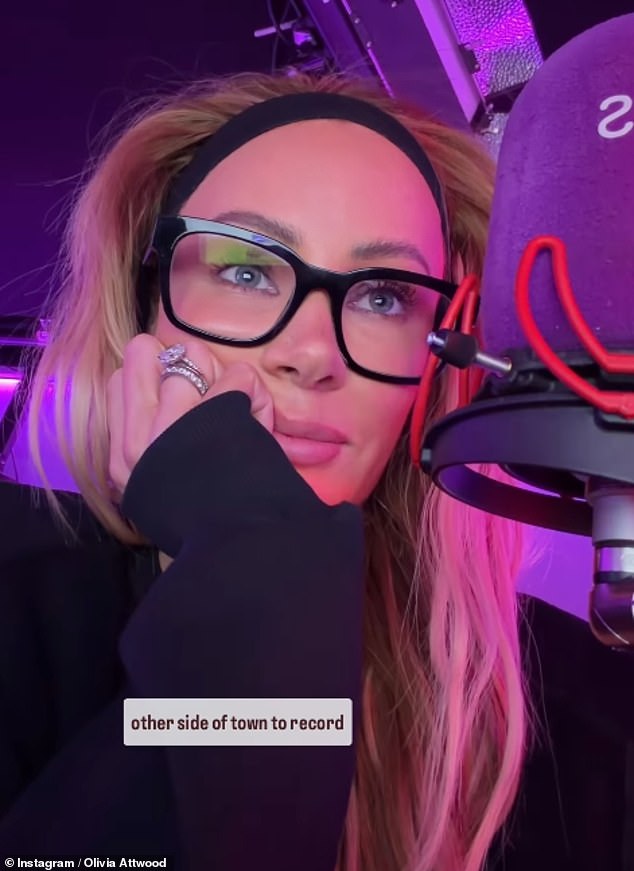 Voditeljica Bad Boyfriendsa objavila je film koji prikazuje radni dan, koji je uključivao odlazak u Parlament, snimanje svoje radijske emisije, pa čak i vrijeme za ranu jutarnju šetnju