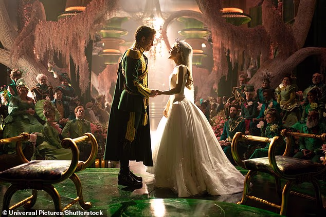 Film je vidio kako Fiyero odustaje od vjenčanja s Glindom (na slici) kako bi izjavio ljubav prema vještici Elphabi, koju su ljudi iz Oza izopćili.