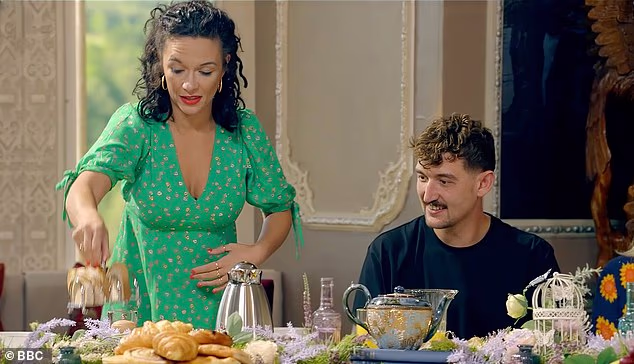 Holloway je glumio uz Chiltona tijekom prve britanske serije popularnog reality TV showa The Traitors (na slikama zajedno u seriji)