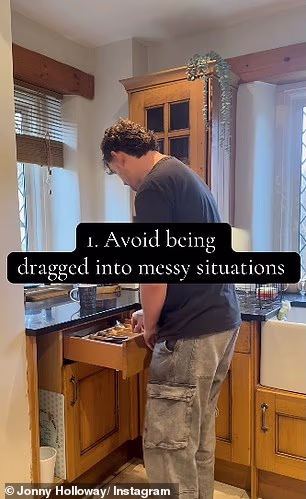 Holloway, koji je već otac dvoje djece s bivšom suprugom Lauren Ward, nakon toga se naljutio na Chiltona u kratkom videu koji je u četvrtak podijelio s pratiteljima na Instagramu