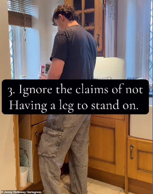 Odsviravši posljednju točku za smijeh, Holloway je skrenuo pozornost na svoju lijevu nogu - koja mu je amputirana ispod koljena nakon talibanske zasjede dok je bio u aktivnoj službi u Afganistanu