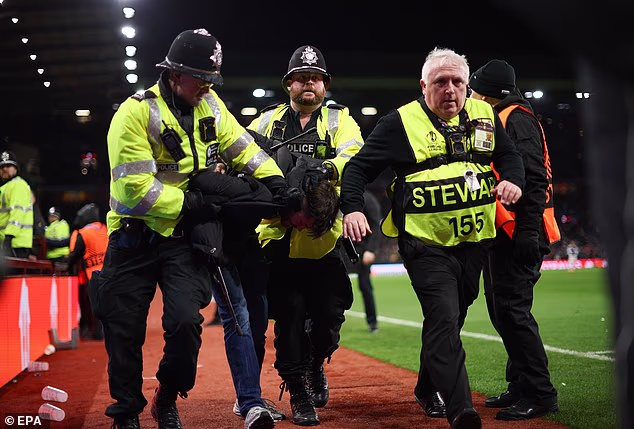 Policija i redari surađivali su kako bi prisilno izbacili pojedince koji su se nedolično ponašali