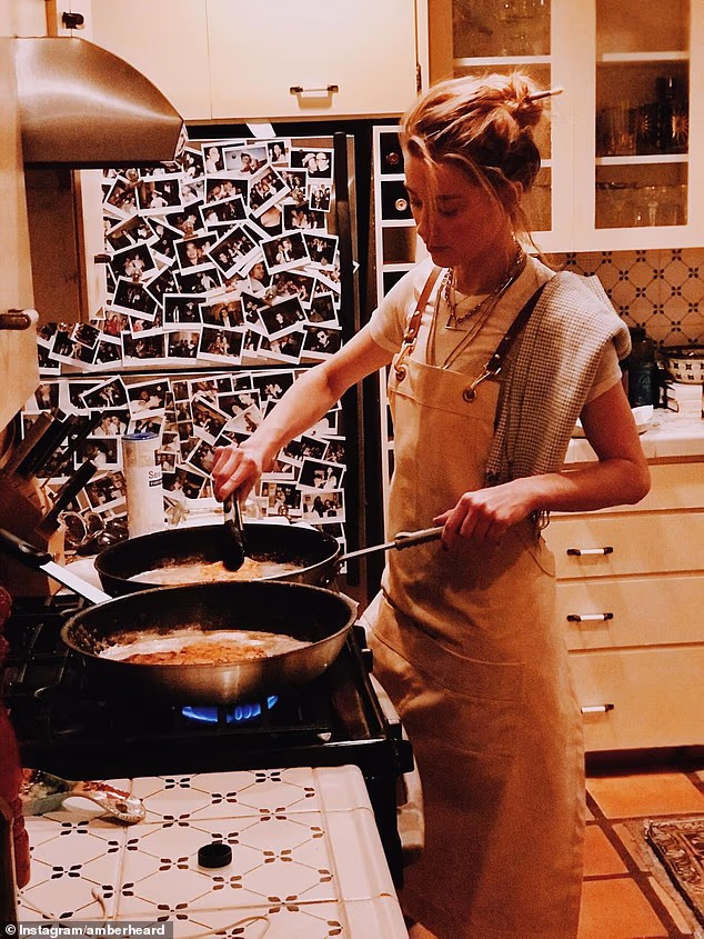 Na slici iz druge godine Dana zahvalnosti, Amber je viđena kako priprema oluju dok je pržila piletinu u tavi