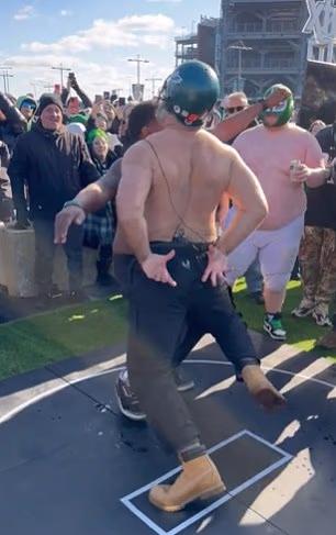 Kelce je uhvaćen kako svog protivnika nabija trbuhom