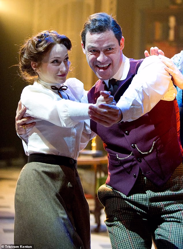 Pokazao je svoje poteze u pozorišnom mjuziklu My Fair Lady s Carly Bawden (lijevo), a sada se Dominic West (na slici) dopada lopti u Strictlyju