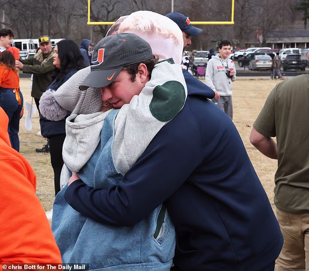 Bailey se borio sa suzama dok se pokušavao držati podalje od navijanja i vrištanja