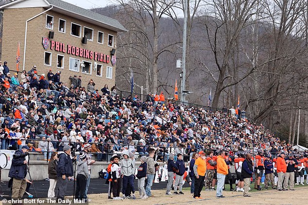 Stotine navijača bile su nazočne dok su Union Bearsi pobjeđivali Ridgeview Wolfpack