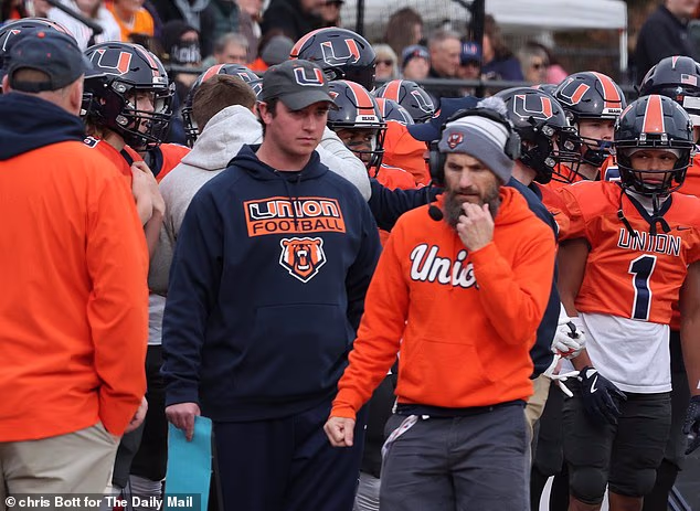 Bivši branič Bearsa, koji radi u trenerskom stožeru svog oca, rekao je za Daily Mail da mu je pobjeda u subotu bila 'gorko-slatka'