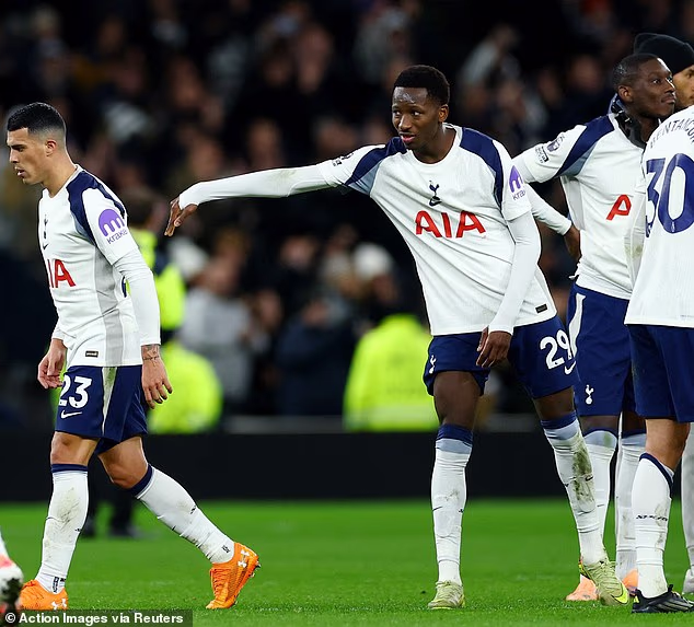 Porro je odjurio od svojih suigrača niz tunel i nije pljeskao navijačima