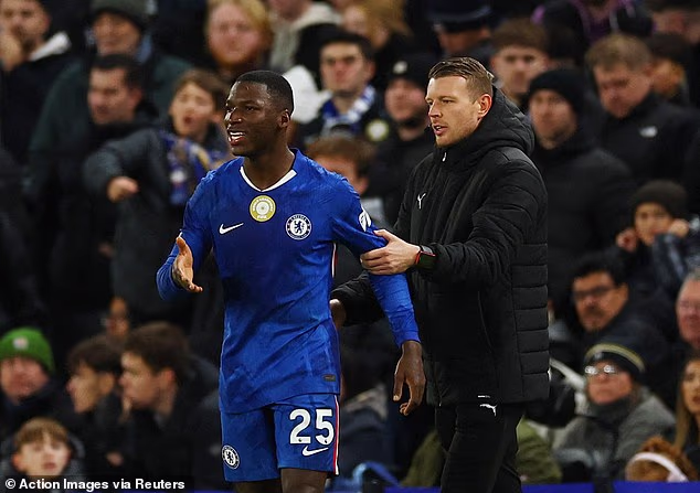 Činilo se da je Caicedo zbunjen odlukom, ali je njegov napad opisan kao 'nepromišljen'