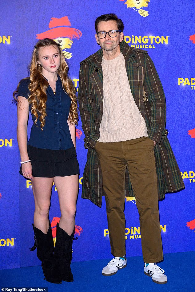 Zvijezda Doktora Whoa i otac petero djece, 54, izgledao je elegantno kad je izašao na crveni tepih u kariranom kaputu koji se kombinirao s pletenim džemperom i elegantnim hlačama