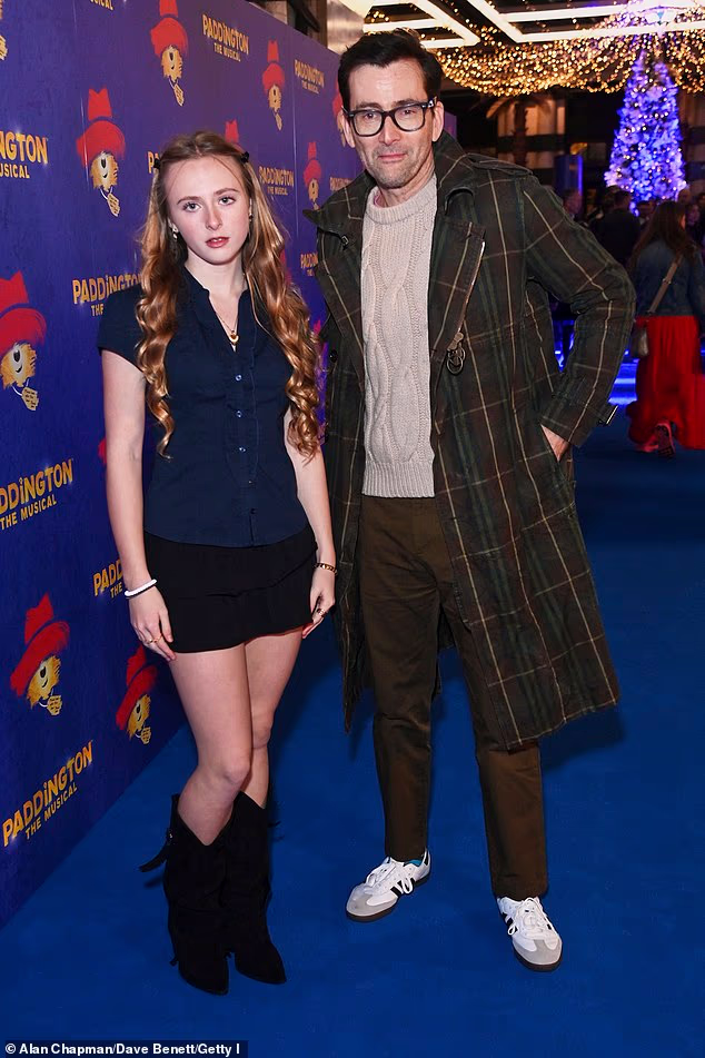 Noseći par modernih naočala, izgled je upotpunio parom udobnih tenisica i blistao dok je ponosno pozirao uz svoju kćer