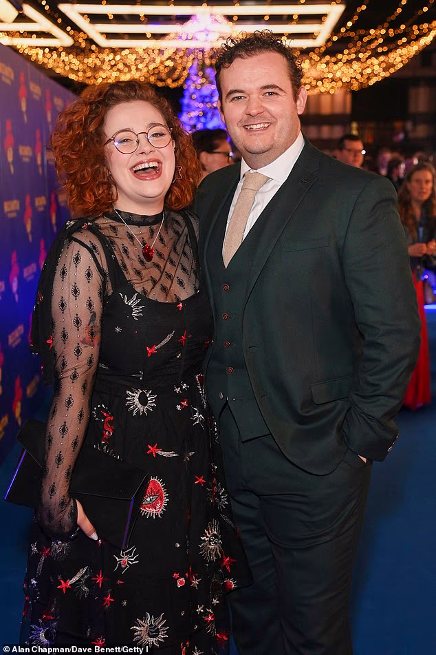 Tomova zvijezda glazbenog kazališta sestra Carrie Hope prisustvovala je sa suprugom Joelom Montagueom