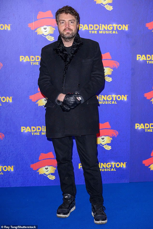 Glumac Tom Burke zaogrnut crnim vunenim kaputom