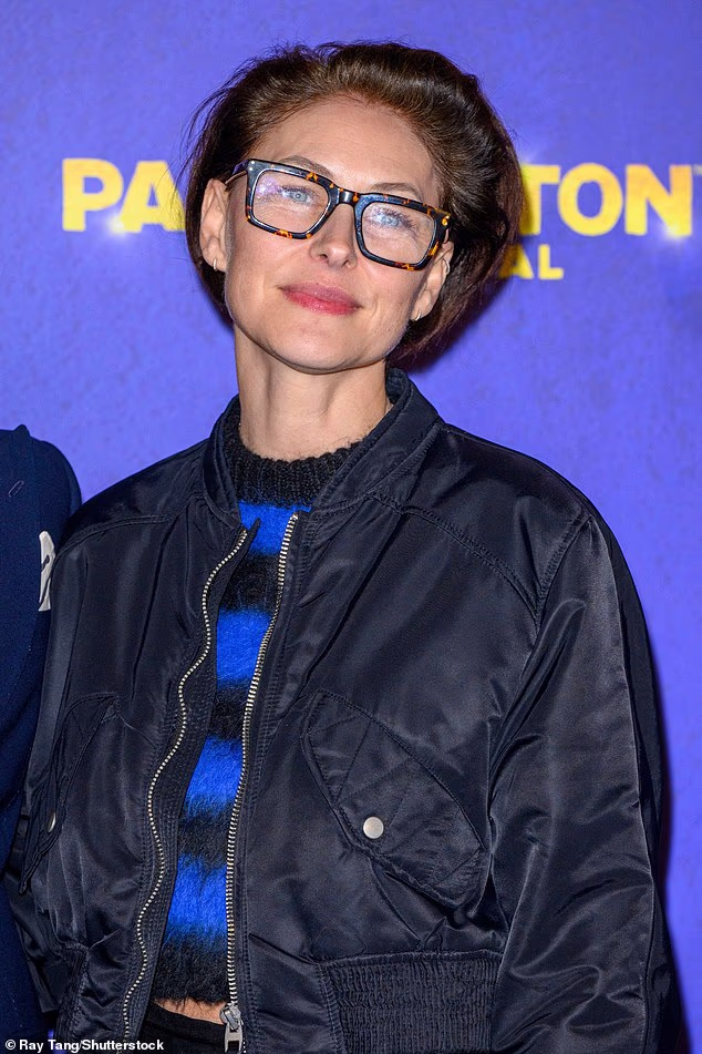 Voditeljica Voicea obukla je bomber jaknu preko prugastog džempera i suknje visokog struka