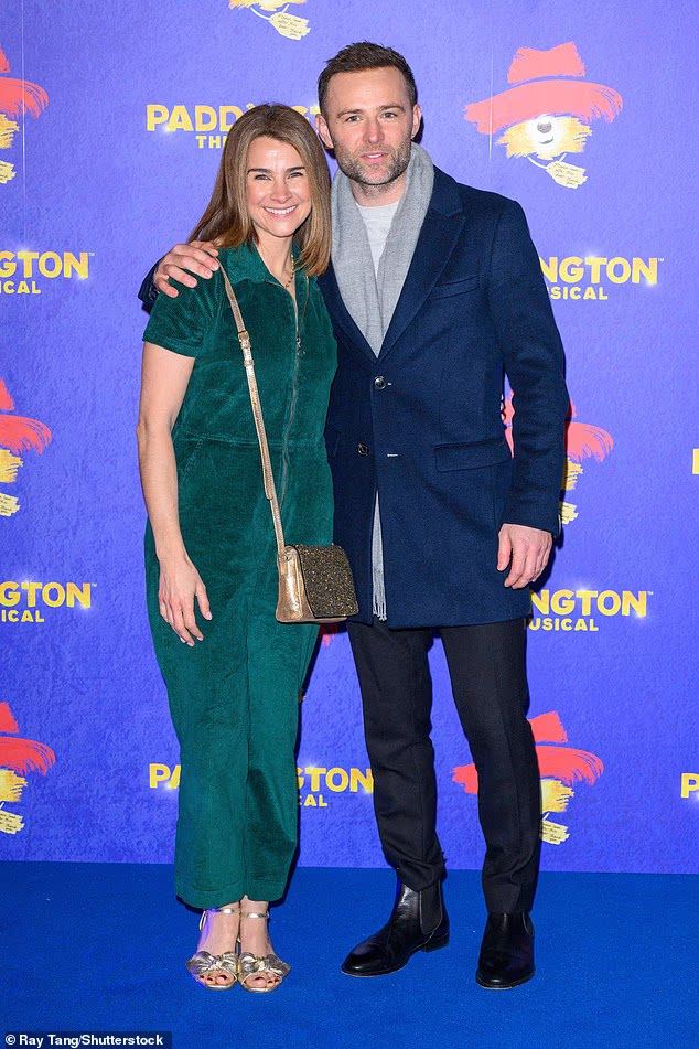 Bubnjar Harry uživao je u rijetkom izlasku sa zadivljujućom suprugom Izzy