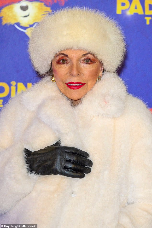 Nosila je glam paletu šminke, a izgled je upotpunila crnim kožnim rukavicama