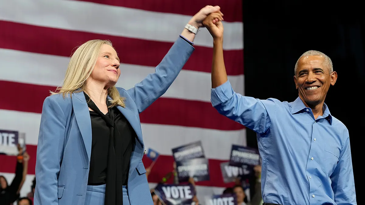 Demokratska kandidatkinja za guvernerku Virginije Abigail Spanberger pridružila se bivšem predsjedniku Baracku Obami, tijekom kampanje u subotu, 1. studenog 2025., u Norfolku, Va. (AP Photo/Steve Helber)