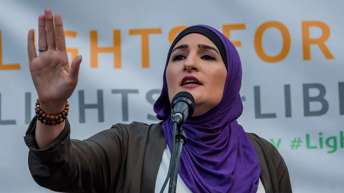 Linda Sarsour govori za mikrofonom