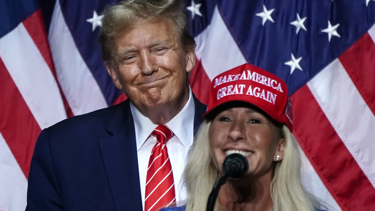 Trump i MTG tijekom predizbornog skupa