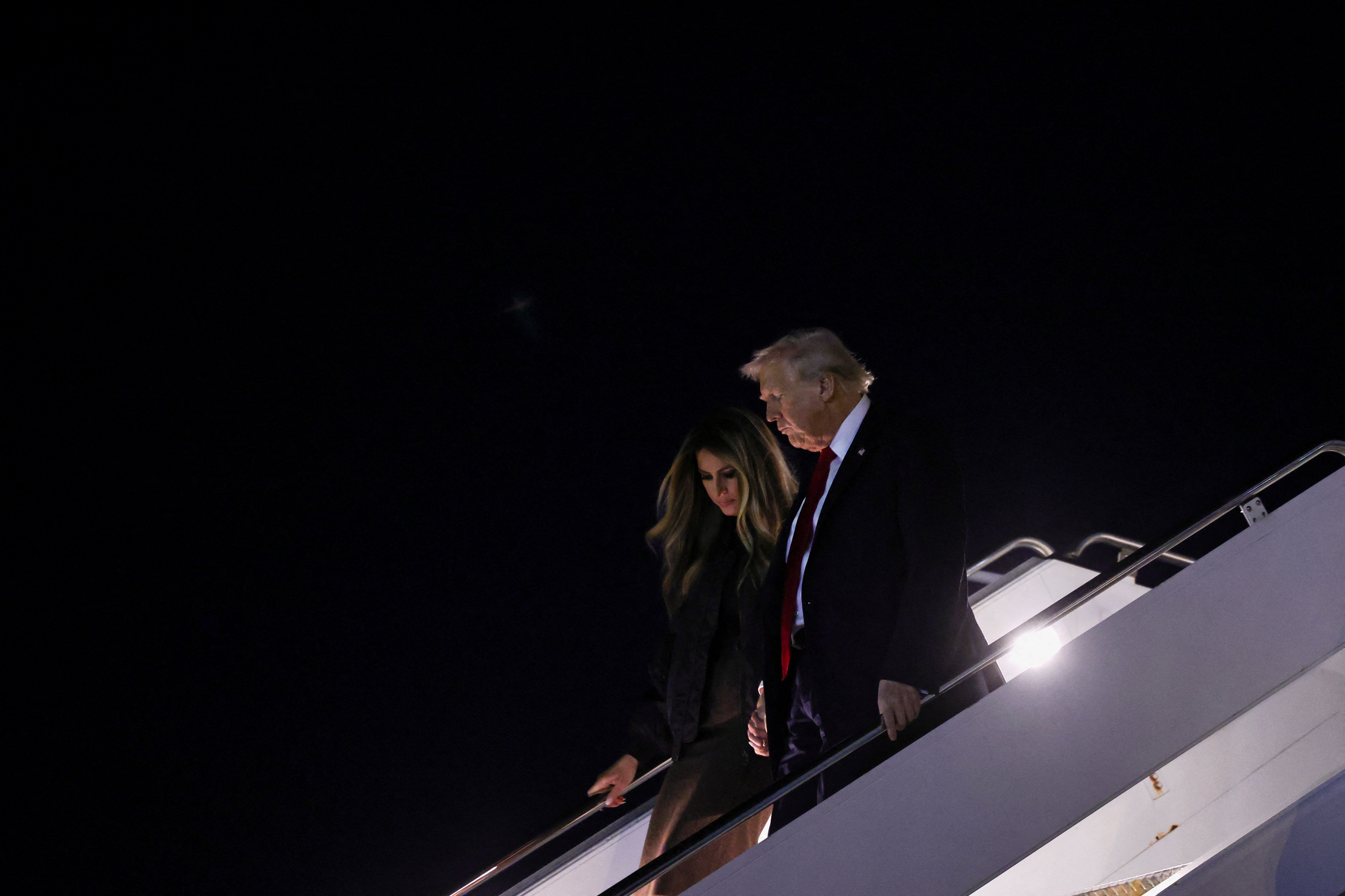 Predsjednik Donald Trump i prva dama Melania Trump iskrcavaju se dok stižu u međunarodnu zračnu luku Palm Beach u West Palm Beachu, Florida, SAD, 25. studenog 2025. REUTERS/Anna Rose Layden