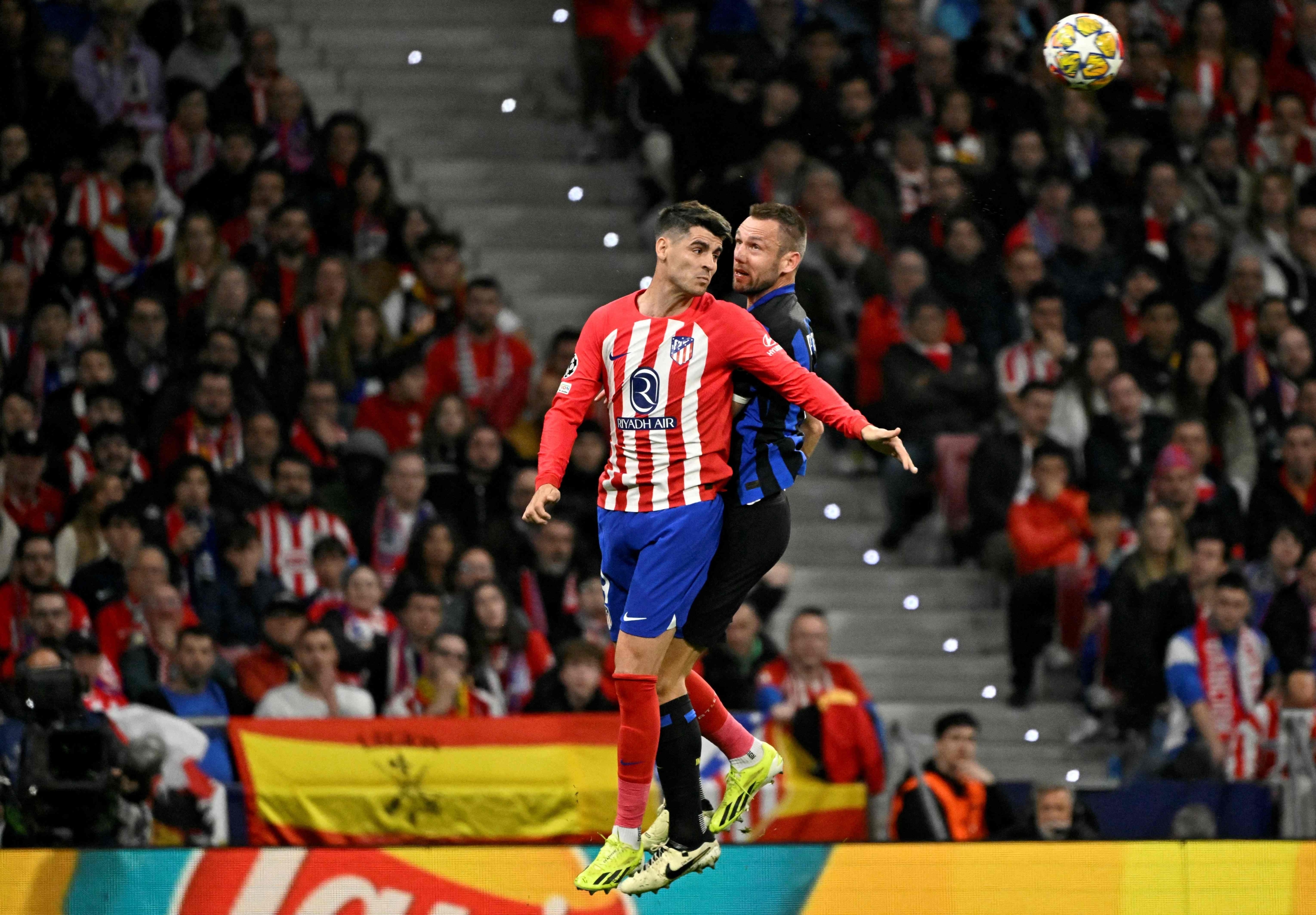 TOPSHOT - Španjolski napadač Atletico Madrida broj 19 Alvaro Morata skače prema lopti s nizozemskim braničem Inter Milana broj 06 Stefanom de Vrijem tijekom uzvratne utakmice UEFA Lige prvaka 16 finala između Club Atletico de Madrid i Inter Milano na stadionu Metropolitano u Madridu 13. ožujka 2024. (Fotografija JAVIER SORIANO / AFP)