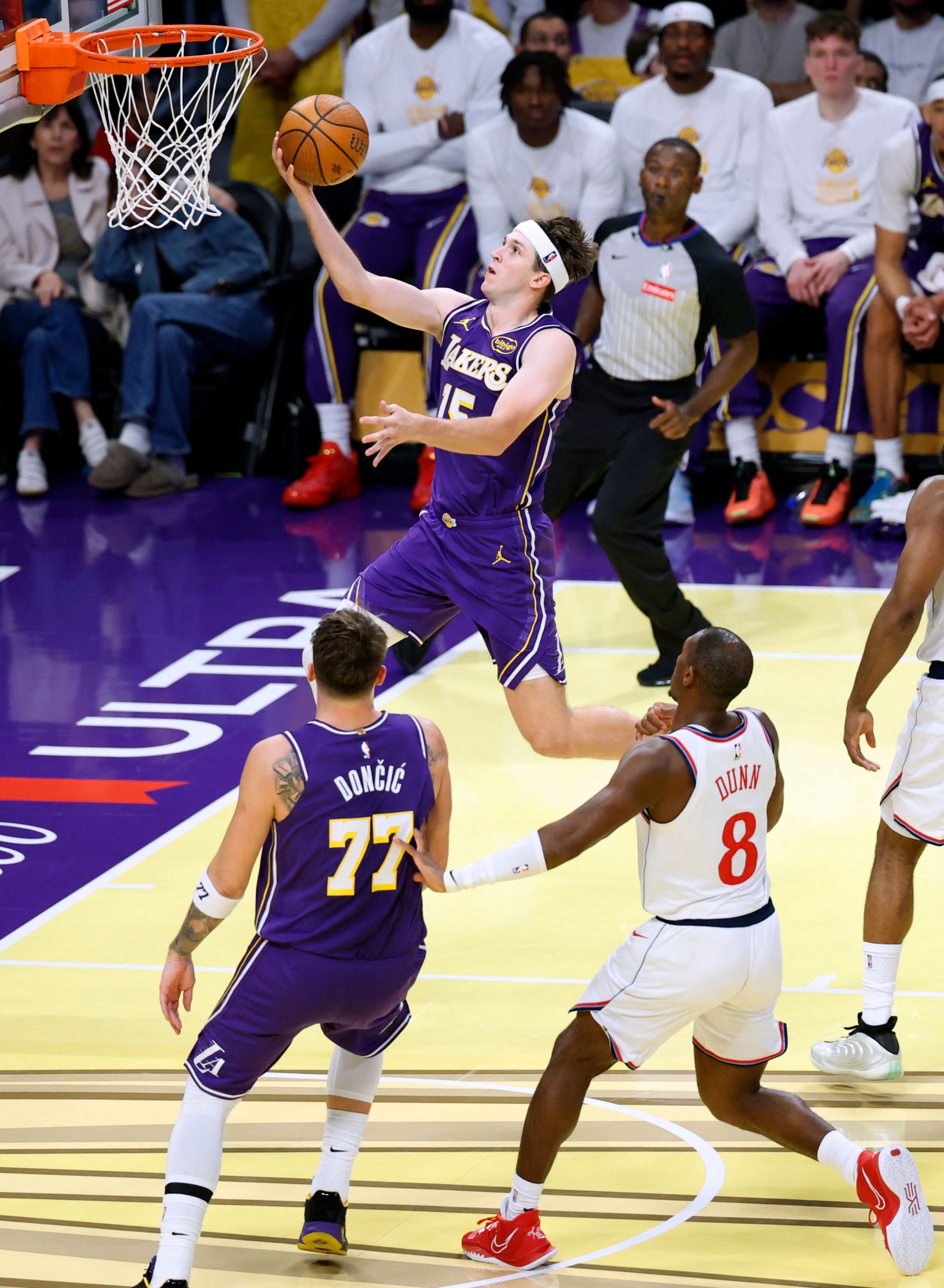 LOS ANGELES, KALIFORNIJA - 25. STUDENOGA: Austin Reaves broj 15 iz Los Angeles Lakersa zabija na polaganju ispred Krisa Dunna #8 iz LA Clippersa i Luke Dončića #77 tijekom pobjede 135-118 Los Angeles Lakersa u Crypto.com Areni 25. studenog 2025. u Los Angelesu, Kalifornija. Harry How/Getty Images/AFP NAPOMENA ZA KORISNIKA: Korisnik izričito potvrđuje i slaže se da preuzimanjem i/ili korištenjem ove fotografije Korisnik pristaje na odredbe i uvjete Licencnog ugovora za Getty Images. (Fotografija Harry How/Getty Images) (Fotografija Harry How/GETTY IMAGES SJEVERNA AMERIKA/Getty Images putem AFP-a)