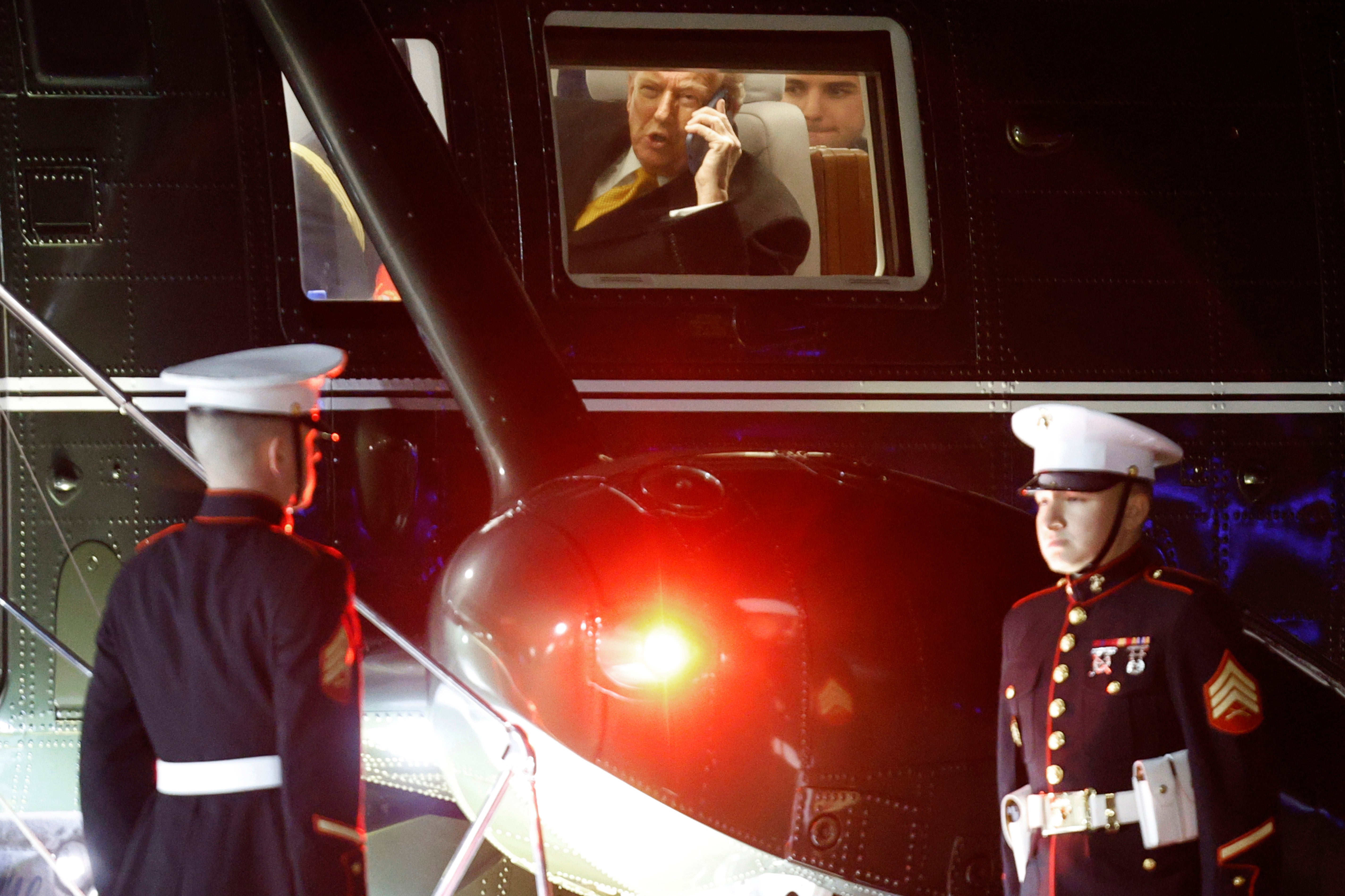 Predsjednik Donald Trump razgovara telefonom u petak u Marine One u združenoj bazi Andrews na putu za svoje imanje Mar-a-Lago u Palm Beachu na Floridi