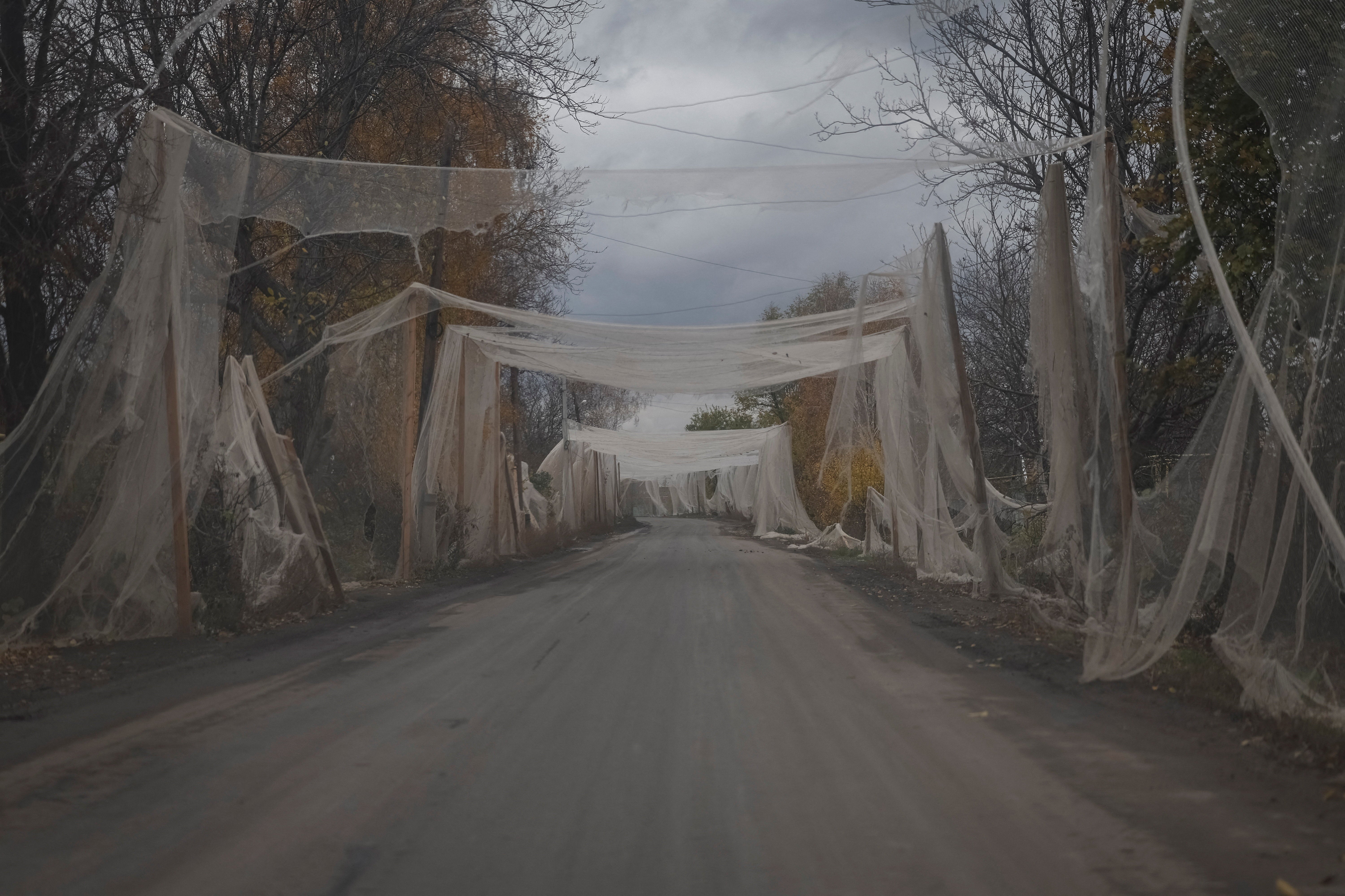 Mreže protiv dronova postavljene su iznad ceste u gradu Kostiantynivka na prvoj liniji fronta