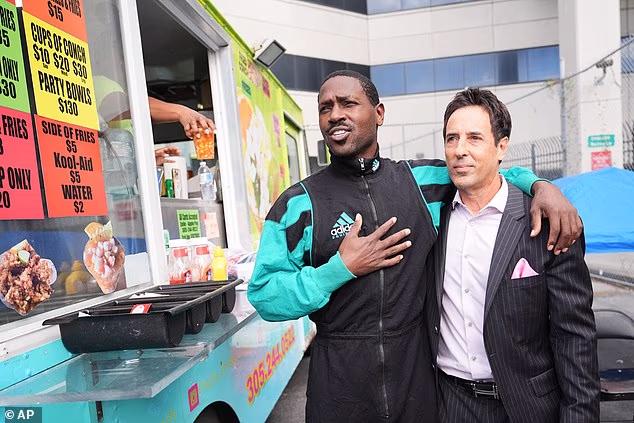 Antonio Brown grli odvjetnika i odlazi ravno do kamiona s hranom nakon što je položio jamčevinu od 25 tisuća dolara za puštanje iz zatvora zbog optužbe za pokušaj ubojstva