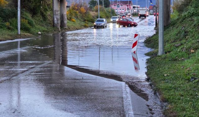 Automobili otkazali u poplavi, podvožnjak na sjevernom ulazu u Mostar ponovno problem