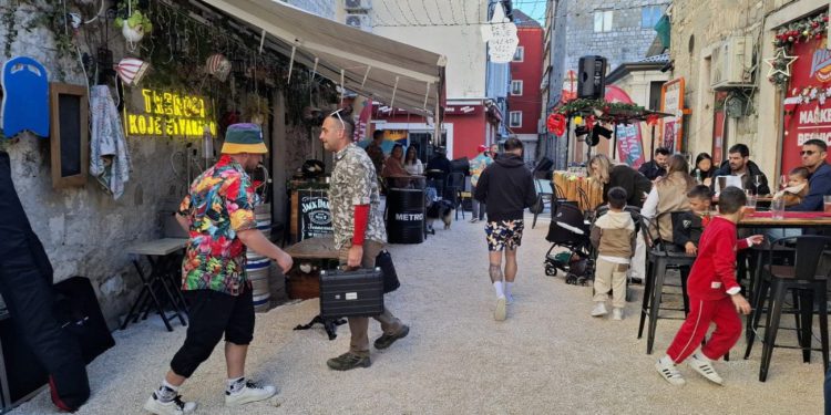 BEACH PARTY Tko je ovo očekivao? Ulica u centru Splita pretvorena u plažu