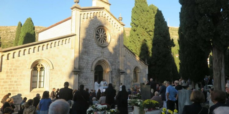 Biskup predvodio misu s molitvom za pokojne na Boninovu: Svetac nije savršen po sebi, već je prožet svetošću koja dolazi od Boga!