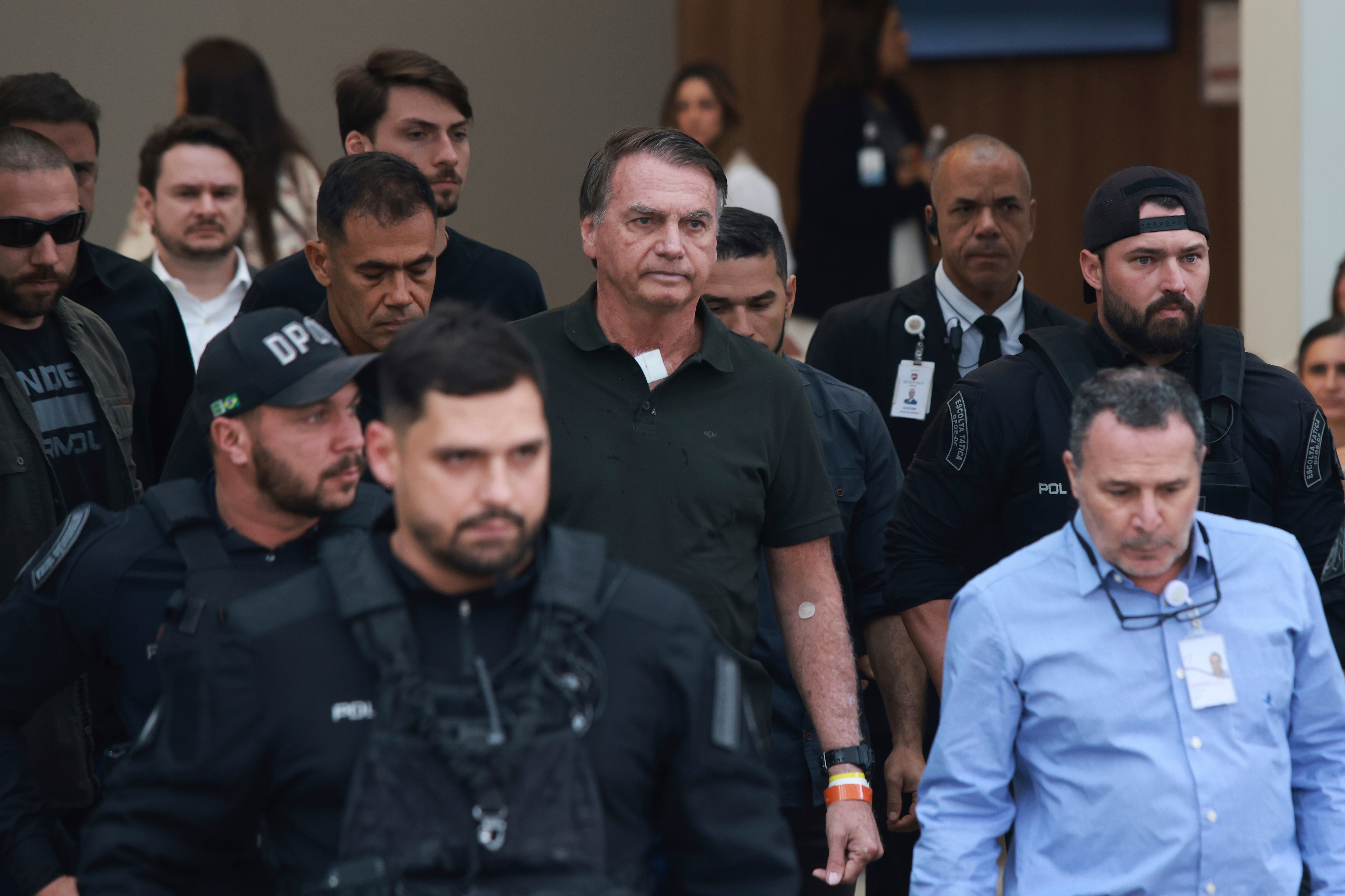 Bolsonaro je pomoćnom sucu u nedjelju rekao da je promjena njegovih lijekova uzrokovala živčani slom i halucinacije, što ga je navelo da pokuša razbiti monitor na gležnju