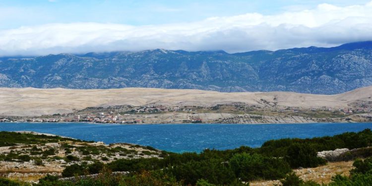 Bura tijekom dana slabi i okreće na maestral