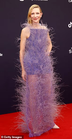 Cate Blanchett zadivljuje u dramatičnoj lila haljini s perjem dok se pridružuje elegantnoj Naomi Campbell i Heidi Klum na dodjeli nagrada Bambi u Münchenu