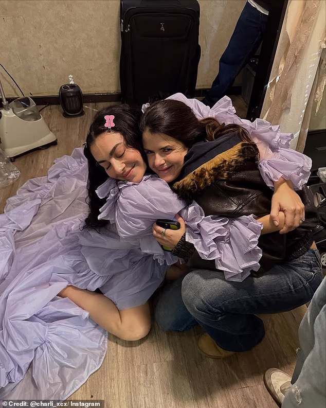 Charli XCX otkriva snimke iza kulisa svog novog glazbenog videa s rock legendom Johnom Caleom s novom pjesmom koja će se pojaviti u filmu Orkanski visovi