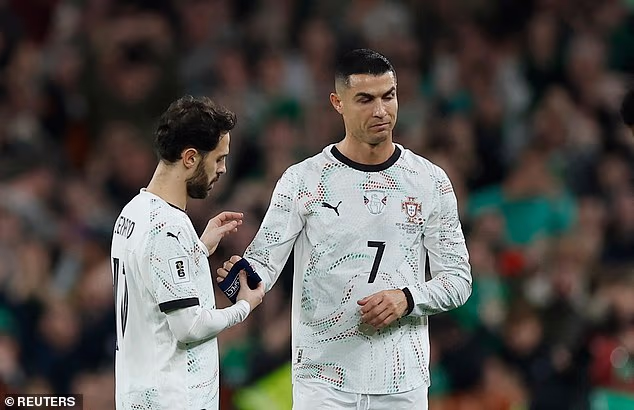 Cristiano Ronaldo vidi CRVENO: Zvijezda Portugala je isključena zbog LAKTA IRSKOG protivnika prije nego što je dao sarkastičan odgovor na odluku – i mogao bi propustiti uvodno Svjetsko prvenstvo u zemlji