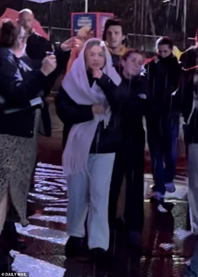 Cruz Beckham vodi malu sestru Harper u Zimsku zemlju čudesa po kiši koja pada dok se pojavljuje nakon što se brat Brooklyn distancirao od obitelji