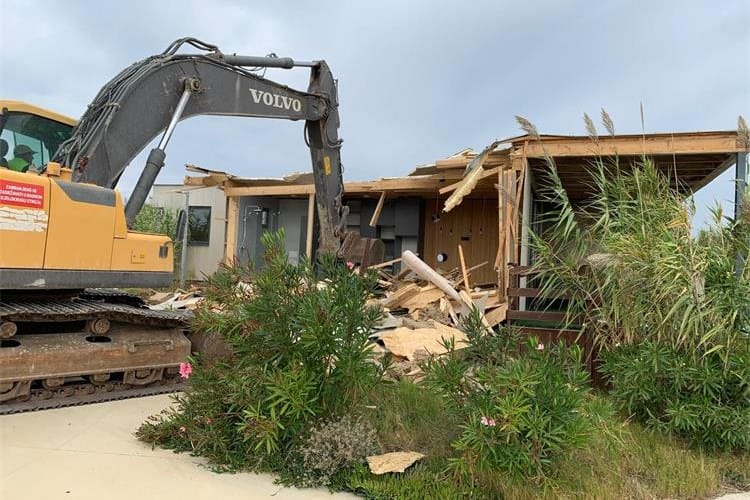 Krenulo rušenje 37 bespravna objekta na Paklinskim otocima. Ilegalni graditelji: "Nitko nam ništa nije javio, saznali smo s televizije"